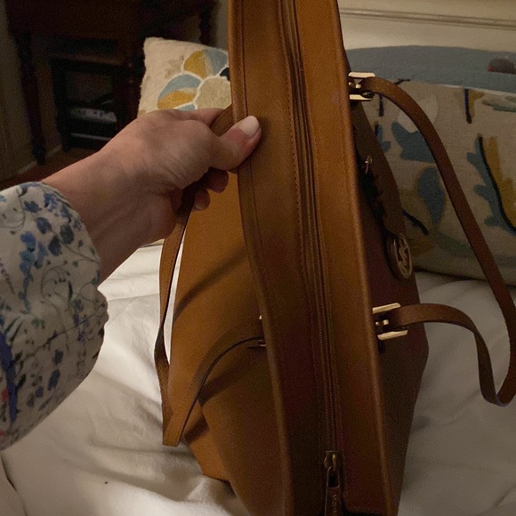 Michael Kors Jet Set Saffiano Leather ZipTop Tote - Tan, Goldtone hardware EUC - Picture 2 of 12